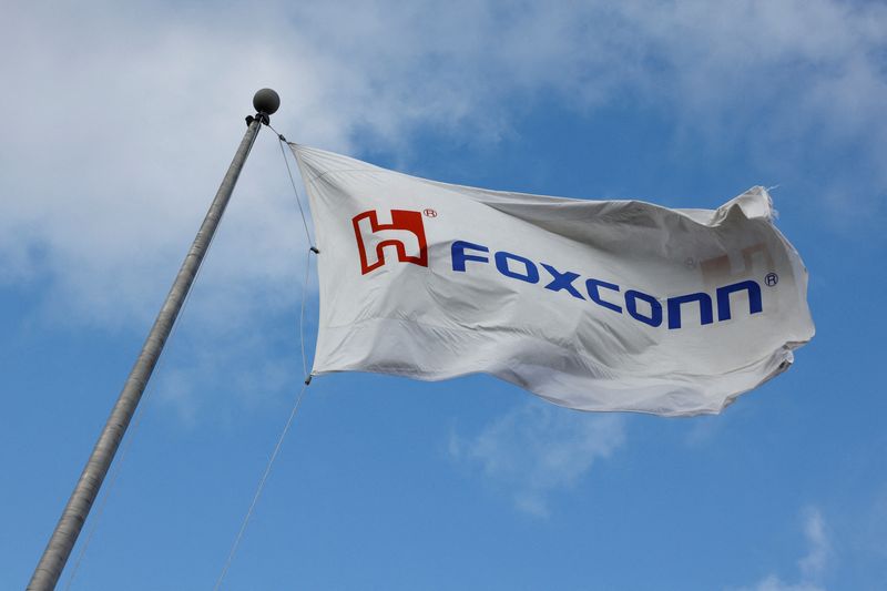 © Reuters. FILE PHOTO: A Foxconn flag is seen at the company's electric vehicle production facility in Lordstown, Ohio, U.S. November 30, 2022. REUTERS/Quinn Glabicki/File Photo