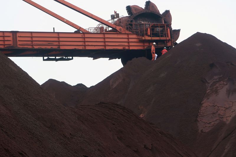 &copy; Reuters. 　３月６日、中国大連とシンガポール市場で６日、鉄鉱石先物の価格が下落した。写真は積み上げられた鉄鉱石。遼寧省の港で２０１８年９月撮影（２０２３年　ロイター／Muyu Xu）
