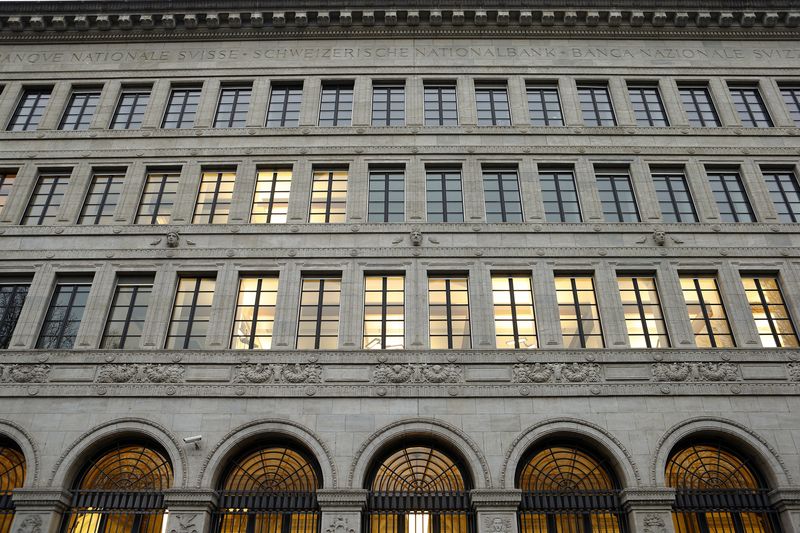 &copy; Reuters. FILE PHOTO: A general view of the Swiss National Bank (SNB) in Zurich October 31, 2013. REUTERS/Arnd Wiegmann 