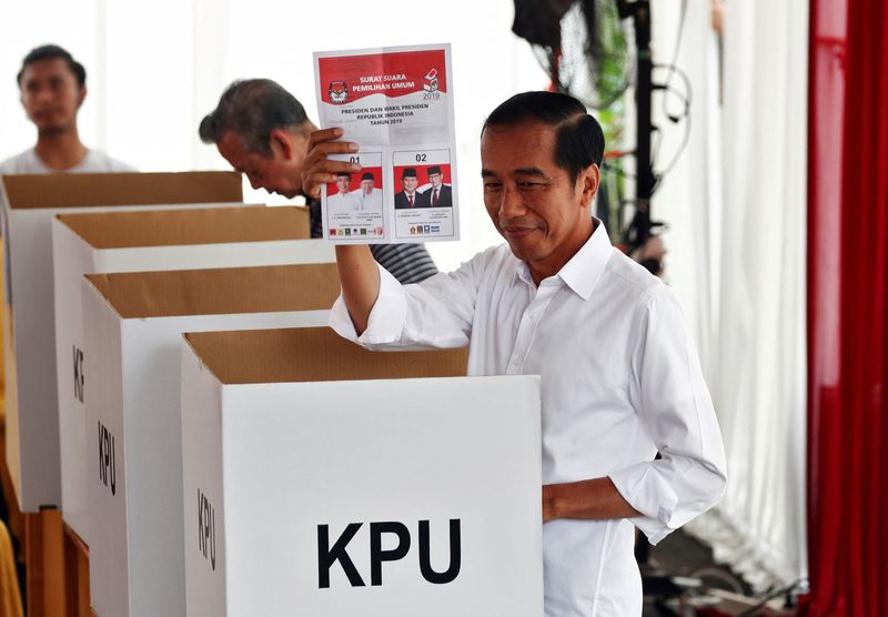 &copy; Reuters. FILE PHOTO: Indonesian President Joko Widodo casts his ballot during elections in Jakarta, Indonesia April 17, 2019. REUTERS/Edgar Su/File Photo