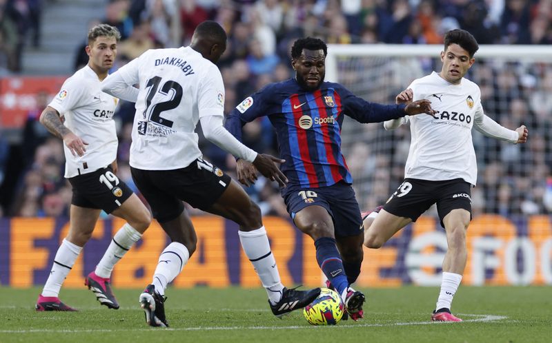 &copy; Reuters. Fútbol - LaLiga - FC Barcelona - Valencia - Camp Nou, Barcelona, España - 5 de marzo de 2023. Franck Kessié, del FC Barcelona, en acción con Mouctar Diakhaby, del Valencia.REUTERS/Albert Gea