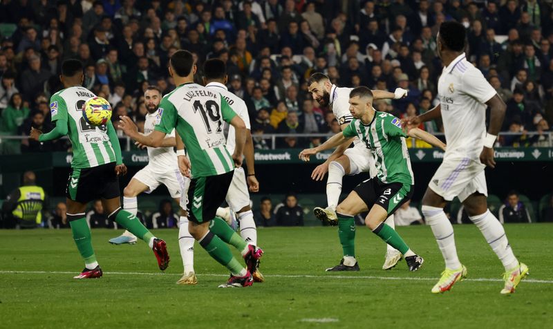 &copy; Reuters. Fútbol Fútbol - LaLiga - Real Betis-Real Madrid - Estadio Benito Villamarin, Sevilla, España - 5 de marzo de 2023. Karim Benzema del Real Madrid dispara a portería. REUTERS/Marcelo Del Pozo