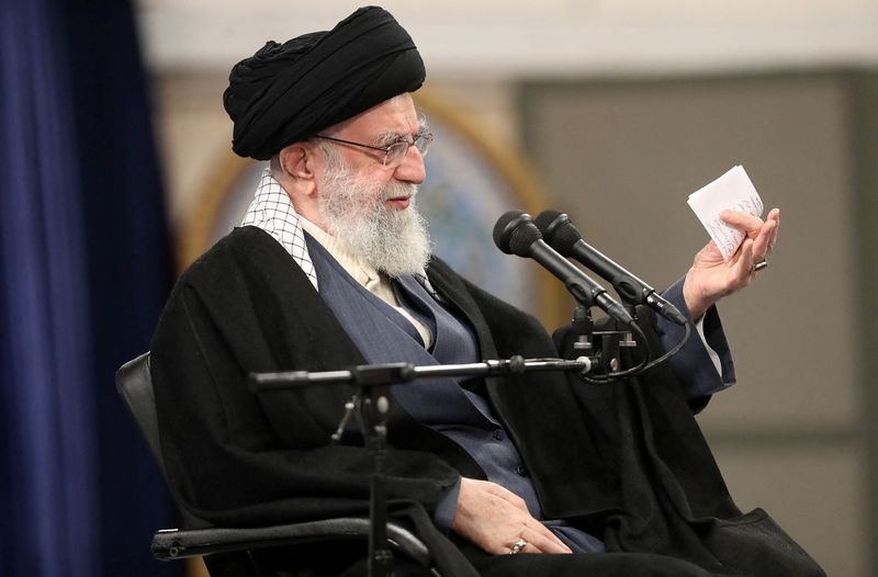 &copy; Reuters. FOTO DE ARCHIVO: El Líder Supremo de Irán, el ayatolá Ali Jamenei, habla durante una reunión con miembros de la Fuerza Aérea en Teherán, Irán, 8 de febrero de 2023. Oficina del Líder Supremo iraní/WANA (Agencia de Noticias de Asia Occidental)/Han