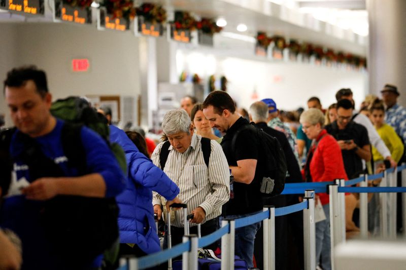 &copy; Reuters. FILE PHOTO: Travelers queue to check in for their flights at Miami International Airport after the Federal Aviation Administration (FAA) said it had slowed the volume of airplane traffic over Florida due to an air traffic computer issue, in Miami, Florida