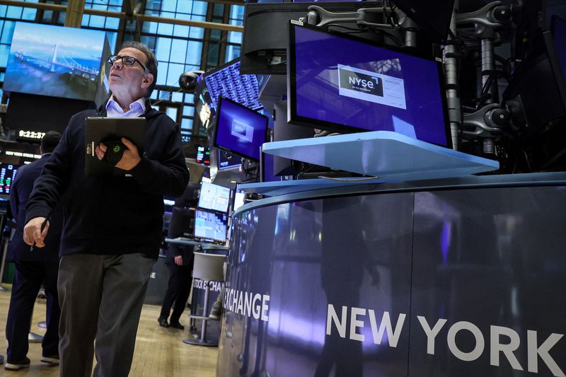 &copy; Reuters. FILE PHOTO: Traders work on the floor of the New York Stock Exchange (NYSE) in New York City, U.S., March 2, 2023.  REUTERS/Brendan McDermid