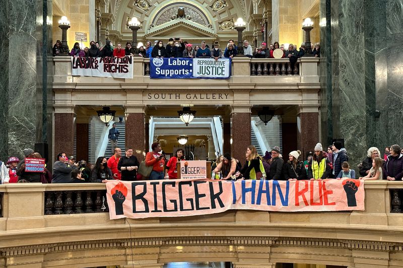 &copy; Reuters. FILE PHOTO: Pro-abortion demonstrators gather at the State Capitol to mark the 50th anniversary of Roe v. Wade, the Supreme Court decision that had established a right to abortion until it was overturned last year, in Madison, Wisconsin, U.S. January 22, 