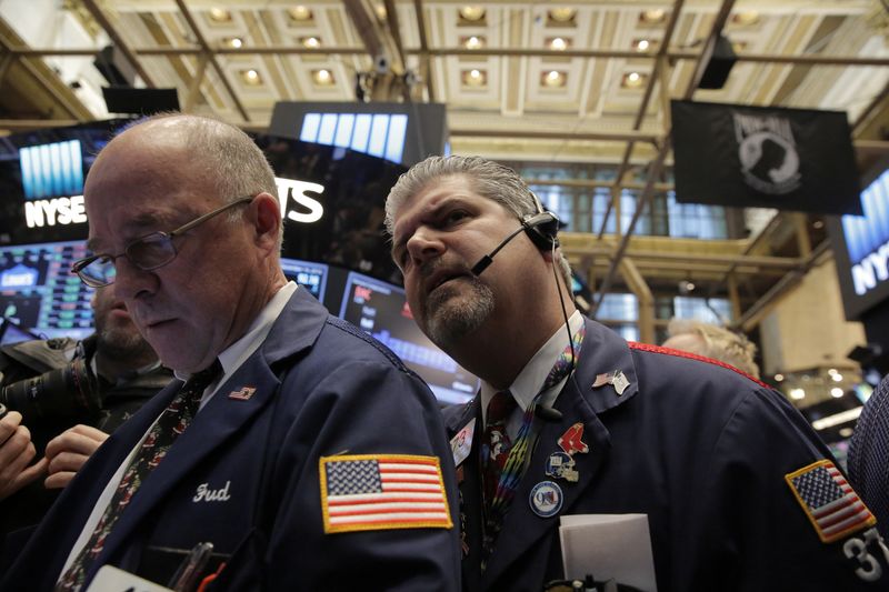 &copy; Reuters. Des traders travaillent à la Bourse de Wall Street. /Photo prise le 14 décembre 2016/REUTERS/Lucas Jackson
