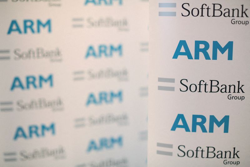 &copy; Reuters. FOTO DE ARCHIVO: Logotipos de ARM y SoftBank en un panel durante una conferencia de prensa celebrada en Londres, Reino Unido, el 18 de julio de 2016. REUTERS/Neil Hall