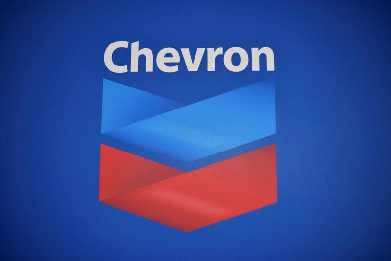 &copy; Reuters. FOTO DE ARCHIVO: El logo de Chevron es fotografiado después de que el gobierno de Estados Unidos otorgó una licencia de seis meses que permite a Chevron aumentar la producción de petróleo en Venezuela