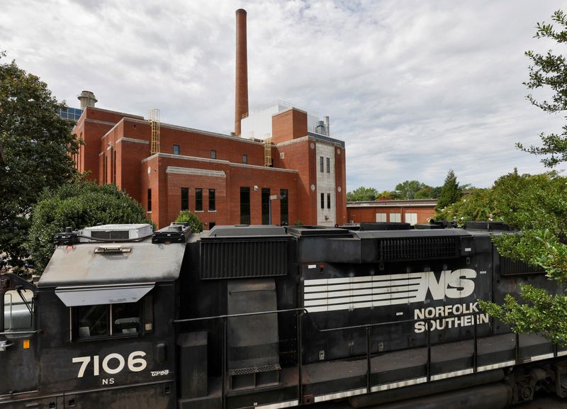 &copy; Reuters. FILE PHOTO: A Norfolk Southern train rests near the University of North Carolina's energy generation plant, after delivering coal to the facility, in Chapel Hill, North Carolina, U.S. August 11, 2022. REUTERS/Jonathan Drake