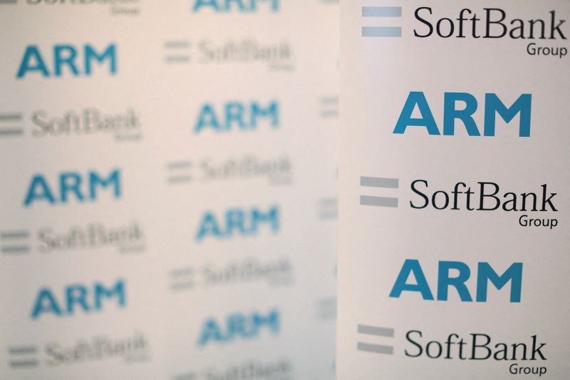 &copy; Reuters. Painel com as marcas da ARM e do SoftBank Group é exibido em evento de imprensa em Londres
18/07/2016
REUTERS/Neil Hall