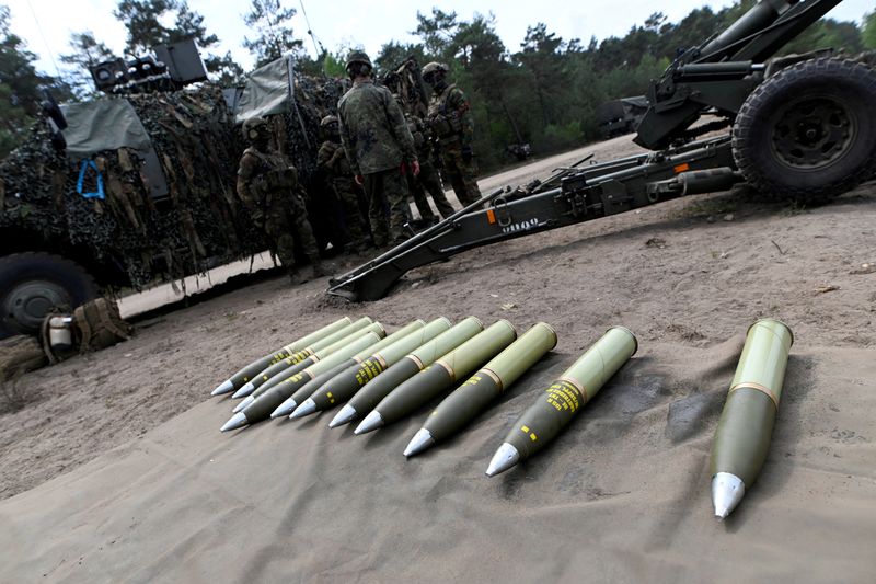 &copy; Reuters. FOTO DE ARCHIVO: Munición de obús durante un ejercicio de entrenamiento de la OTAN en una base del jército alemán en Münster, Alemania, el 10 de mayo de 2022. REUTERS/Fabian Bimmer