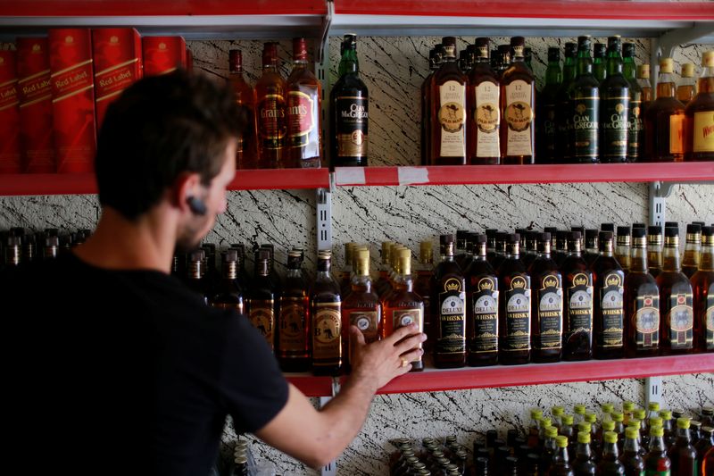 © Reuters. FOTO ARCHIVO-El propietario de una licorería comprueba botellas de alcohol en su tienda en la ciudad de Qaraqosh, al sur de Mosul, Irak, 18 de julio de 2017. Fotografía tomada el 18 de julio de 2017. REUTERS/Thaier Al-Sudani