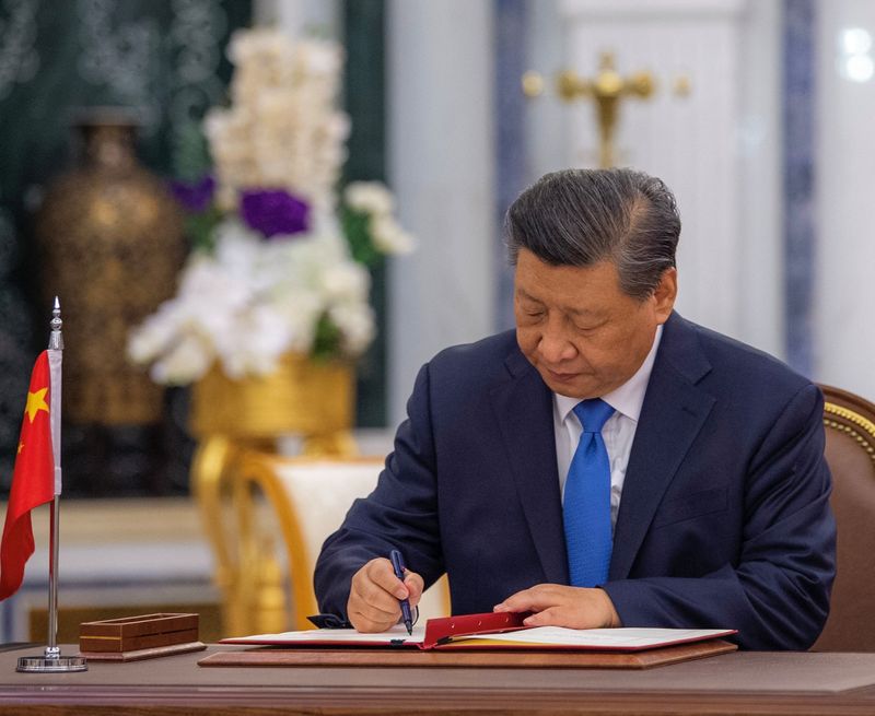 &copy; Reuters. Presidente da China, Xi Jinping, assina documento durante visita a Riad, na Arábia Saudita
08/12/2022 Bandar Algaloud/Cortesia da Corte Real Saudita/Divulgação via REUTERS