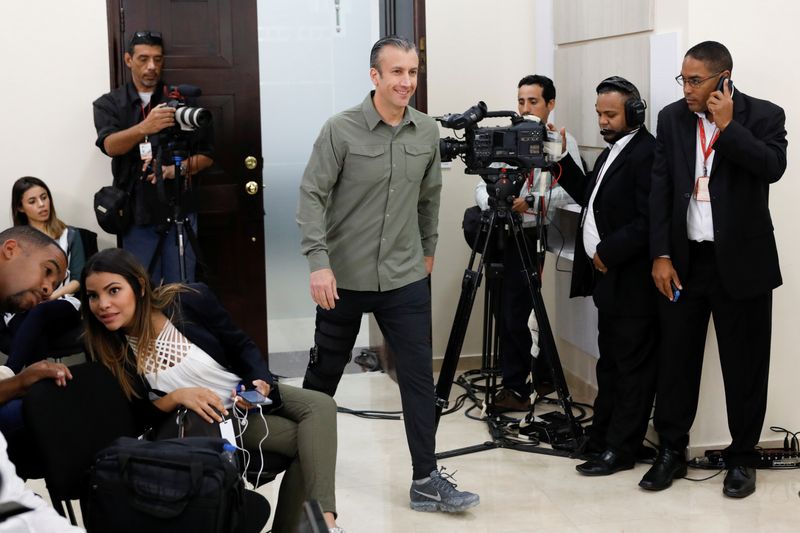 &copy; Reuters. FOTO DE ARCHIVO- Tareck El Aissami  llega a una conferencia de prensa en aracas, Venezuela 17 noviembre, 2017. REUTERS/Marco Bello