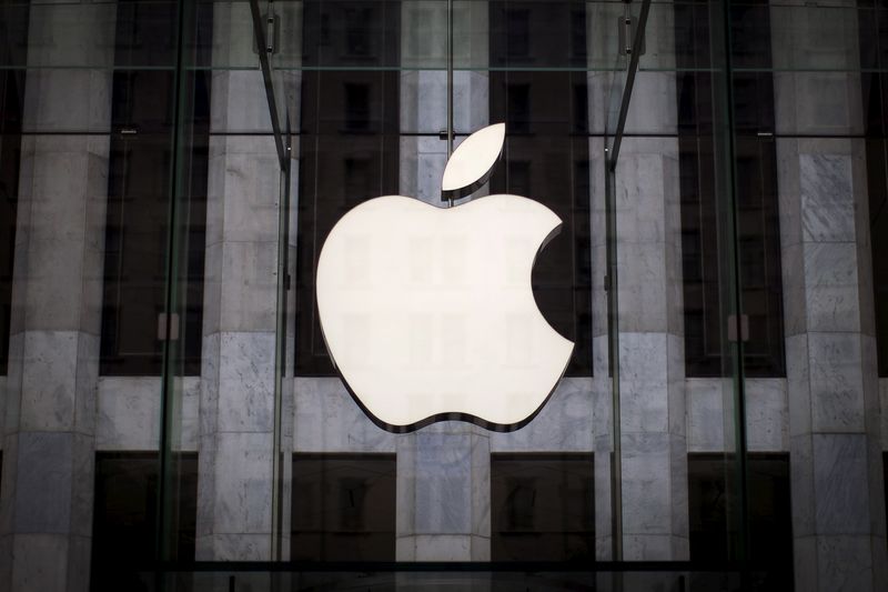 &copy; Reuters. Foto de archivo del logo de Apple en una Apple store en Manhattan 
Jul 21, 2015. REUTERS/Mike Segar/ 