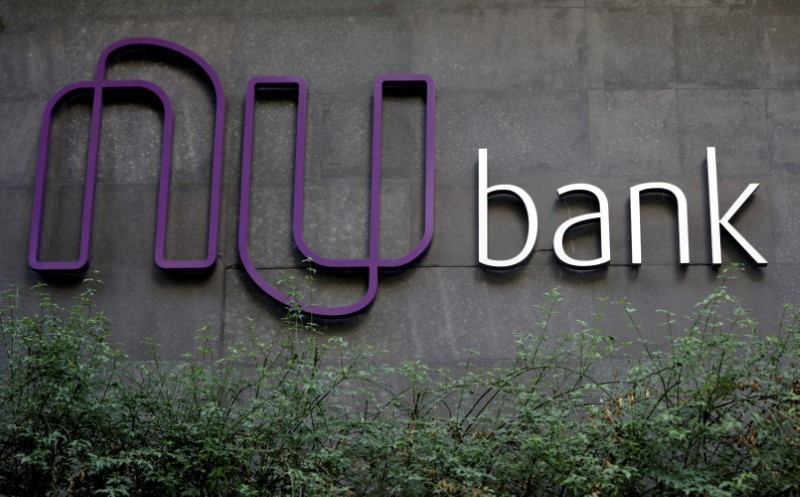 &copy; Reuters. FOTO DE ARCHIVO: El logotipo de Nubank, una empresa emergente de tecnofinanzas brasileña, en la sede del banco en Sao Paulo