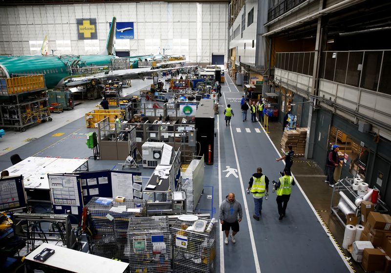 &copy; Reuters. Trabalhadores passam por uma aeronave 737 Max na linha de produção da fábrica da Boeing em Renton
27/03/2019
REUTERS/Lindsey Wasson