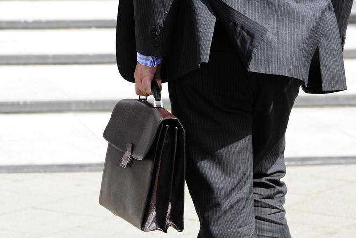 © Reuters. A man carries a briefcase as he walks near a Jobcentreplus branch in central London May 12, 2009. REUTERS/Toby Melville