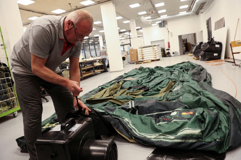 &copy; Reuters. A worker prepares an inflatable decoy of a military vehicle, which is used to confuse enemy attacks, during a media presentation in Decin, Czech Republic, March 6, 2023. REUTERS/Eva Korinkova