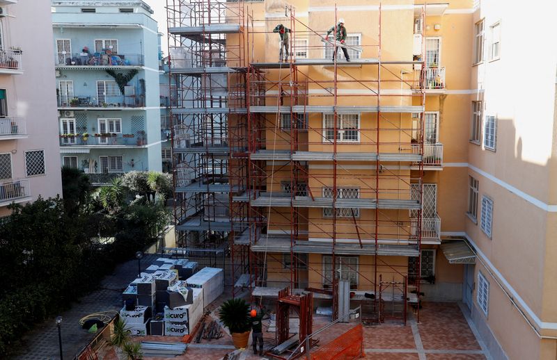 &copy; Reuters. FILE PHOTO: Builders work at the construction site of an energy-saving building, making apartments more energy-efficient under the government's "superbonus" incentives, in Rome Italy, February 1, 2023. REUTERS/Remo Casilli/File Photo