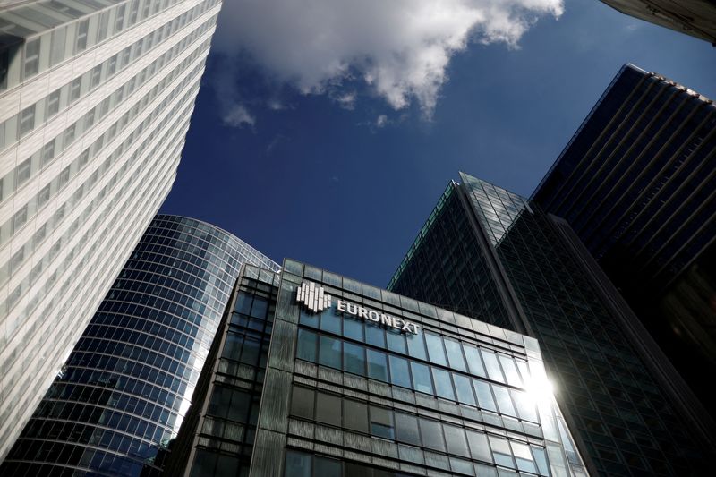 &copy; Reuters. La bourse Euronext est photographiée dans le quartier d'affaires de La Défense à Paris, France, le 30 septembre 2022. /REUTERS/Benoit Tessier