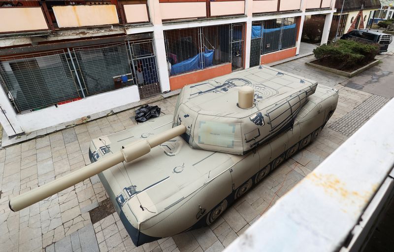 &copy; Reuters. Un señuelo inflable de un vehículo militar se muestra durante una presentación a los medios en Decin, República Checa. 6 de marzo de 2023. REUTERS/Eva Korinkova