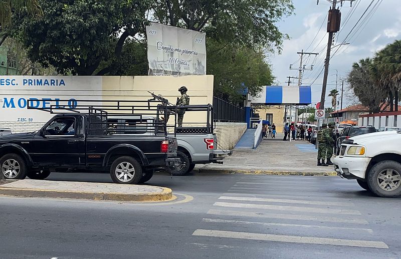 © Reuters. Mexican authorities search for evidence as they work to locate four Americans who were shot by gunmen and then kidnapped shortly after crossing the border with Brownsville, U.S. Texas, in Matamoros, Mexico March 6, 2023. REUTERS/Stringer 