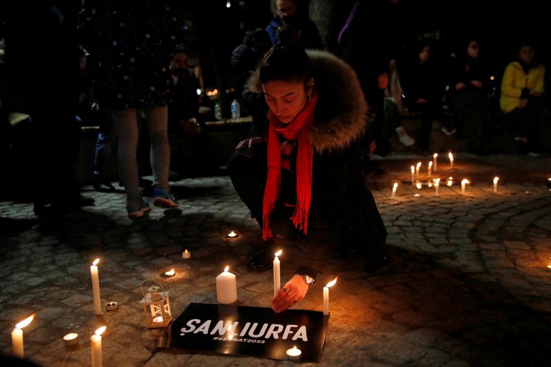 &copy; Reuters. Em Istambul, turcos acendem velas para lamentar vítimas de terremoto no sul do país
06/03/2023
REUTERS/Dilara Senkaya