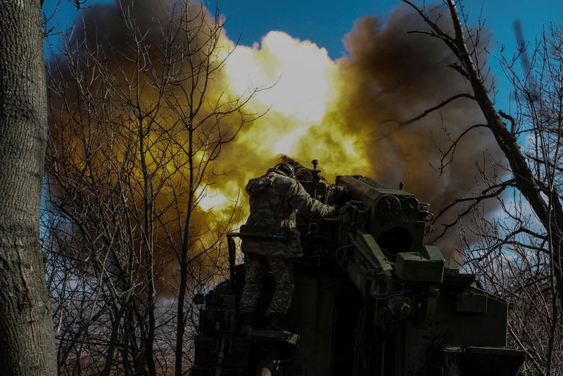 © Reuters. Ukrainian servicemen fire a 2S5 Giatsint-S self-propelled howitzer towards Russian troops outside the frontline town of Bakhmut, amid Russia's attack on Ukraine, in Donetsk region, Ukraine March 5, 2023. REUTERS/Anna Kudriavtseva