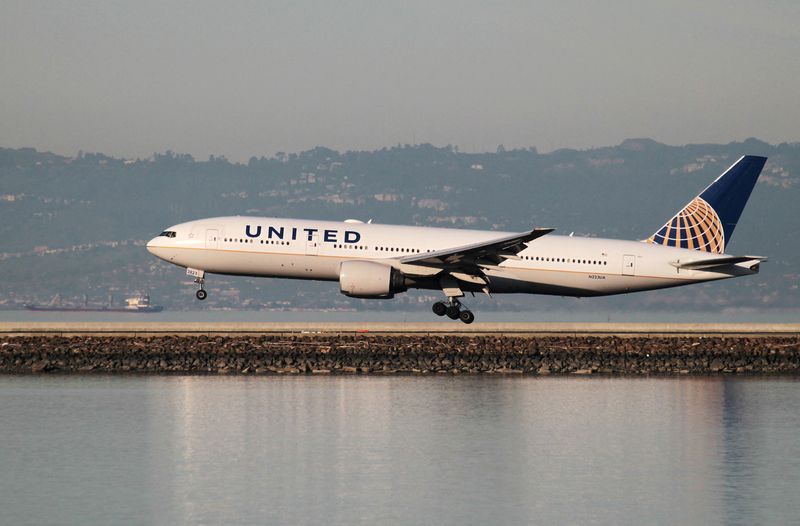 &copy; Reuters. FILE PHOTO: A United Airlines Boeing 777-200 lands at San Francisco International Airport, San Francisco, California, February 13, 2015.   REUTERS/Louis Nastro