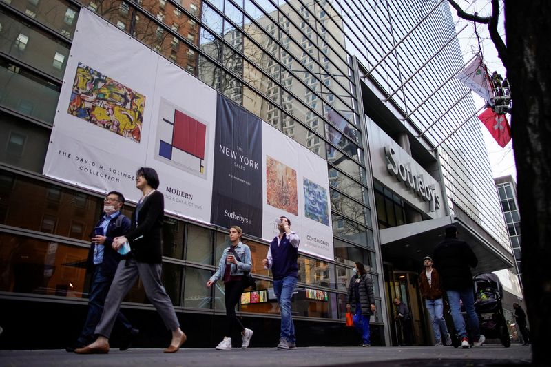 &copy; Reuters. FILE PHOTO: People walk outside of Sotheby's building during a press preview before Sotheby’s November auctions in New York, U.S., November 4, 2022. REUTERS/Eduardo Munoz