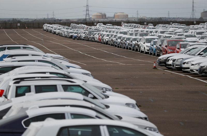 &copy; Reuters. 　英自動車工業会（ＳＭＭＴ）が６日発表した２月の新車登録台数は前年同月比２６％増の７万４４４１台と、７カ月連続で増加した。写真は２０１７年１０月、英シェアーネス港で撮影(