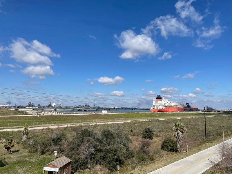 &copy; Reuters. 　米規制当局は６日、同国の液化天然ガス（ＬＮＧ）輸出会社フリーポートＬＮＧに対し、テキサス州のＬＮＧ輸出施設の再稼働を巡り、情報を求める新たな質問リストを送付した。写真は