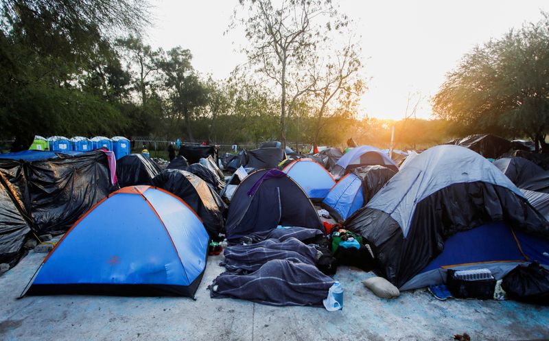 &copy; Reuters. FILE PHOTO: Migrants who are seeking asylum in the United States rest as they wait at a makeshift encampment near the border between the U.S. and Mexico, in Matamoros, Mexico, December 29, 2022. REUTERS/Daniel Becerril