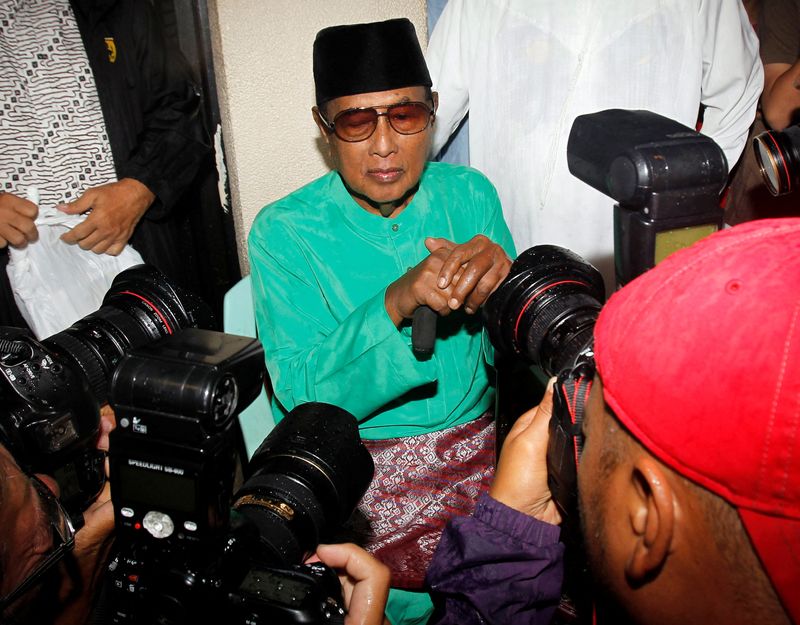 &copy; Reuters. FILE PHOTO: Jamalul Kiram III, a former Sultan of the Sulu region of the southern Philippines, sits surrounded by photographers during a brief news conference in front of the Blue Mosque in Taguig city, south of Manila February 22, 2013.REUTERS/Romeo Rano