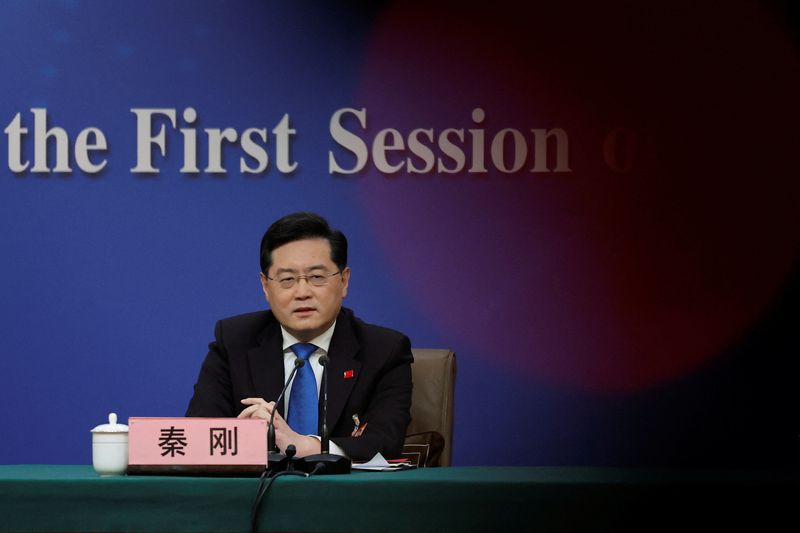 © Reuters. وزير الخارجية الصيني تشين قانغ يتحدث خلال مؤتمر صحفي في بكين يوم الثلاثاء. تصوير: توماس بيتر - رويترز.