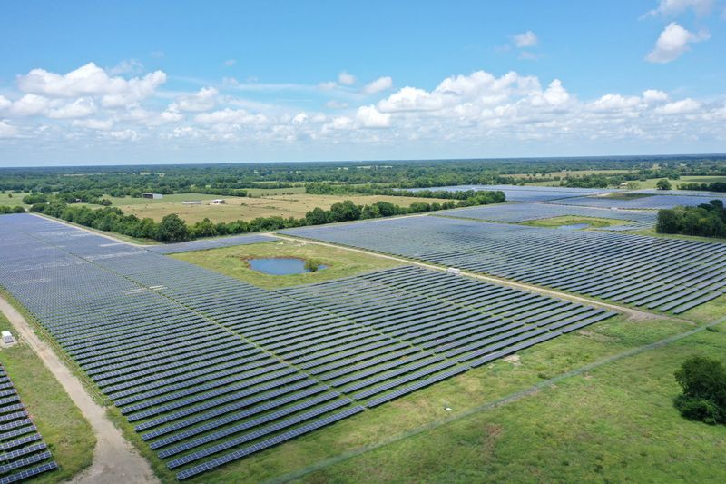 &copy; Reuters. FILE PHOTO: Solar panels are seen in this drone photo at the Impact solar facility in Deport, Texas, U.S., July 15, 2021. REUTERS/Drone Base