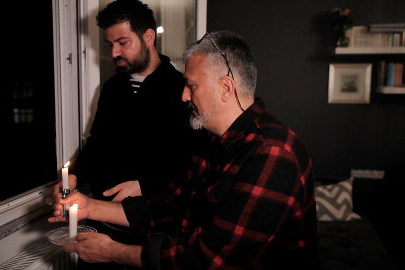 © Reuters. Eren Can who lost his parents in the earthquake, lights a candle at his home to mourn the victims of the earthquakes that struck Turkey's south, in Istanbul, Turkey March 6, 2023. REUTERS/Dilara Senkaya