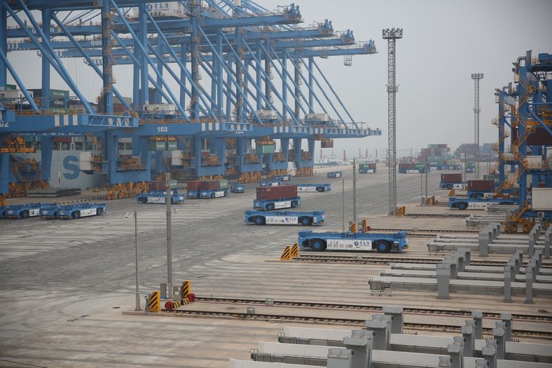 © Reuters. FILE PHOTO: Automated guided vehicles (AGV) operate at an automated container terminal in Qingdao Port, Shandong province, China May 11, 2017. REUTERS/Stringer 