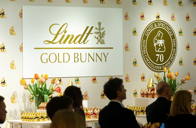 &copy; Reuters. FILE PHOTO: Chocolate Gold Bunnys are seen during the annual news conference of Swiss chocolatier Lindt & Spruengli in Kilchberg, Switzerland March 8, 2022. REUTERS/Arnd Wiegmann/File Photo