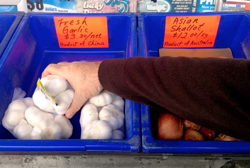 &copy; Reuters. FILE PHOTO: A customer reaches for a bag of garlic, that is imported from China, next to a container of Asian shallots from Australia at a fruit and vegetable shop in Sydney, Australia, June 6, 2016.      REUTERS/David Gray