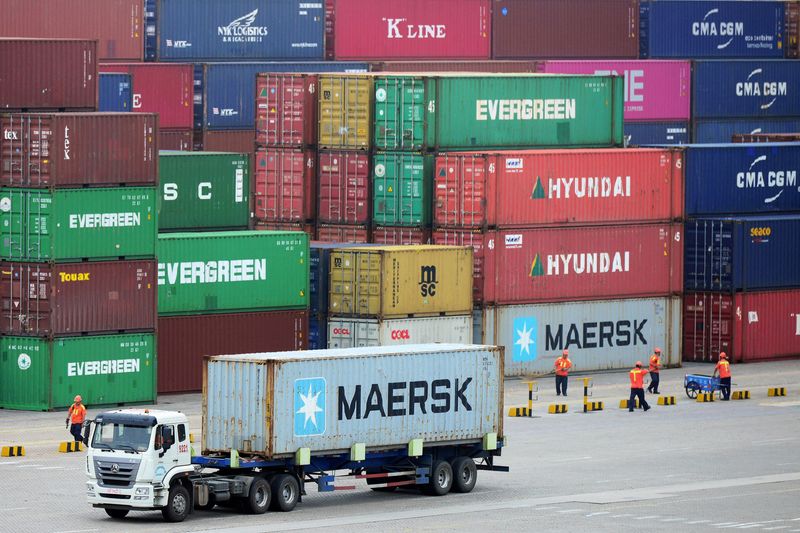 &copy; Reuters. شاحنة تنقل حاويات بميناء في منطقة شاندونغ بالصين في صورة من أرشيف رويترز.