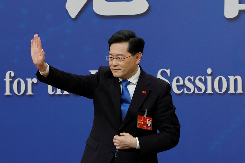 &copy; Reuters. وزير الخارجية الصيني تشين قانغ يلوح بيده في نهاية مؤتمر صحفي في بكين يوم الثلاثاء. تصوير: توماس بيتر - رويترز.