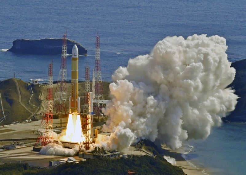 &copy; Reuters. الصاروخ إتش-3 ينطلق من مركز تانيجاشيما للفضاء باليابان يوم الثلاثاء. صورة لرويترز من وكالة كيودو اليابانية للأنباء. يحظر تداول الصورة أو بيع