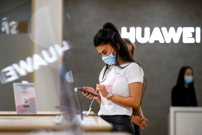 &copy; Reuters. FILE PHOTO: An employee uses a Huawei P40 smartphone at the IFA consumer technology fair, amid the coronavirus disease (COVID-19) outbreak, in Berlin, Germany September 3, 2020.  REUTERS/Michele Tantussi/File Photo