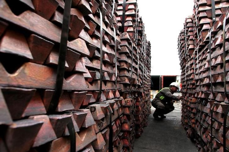 &copy; Reuters. Imagen de archivo de un operario revisando un cargamento de cobre para su exportación a Asia en el puerto de Valparaíso, Chile.