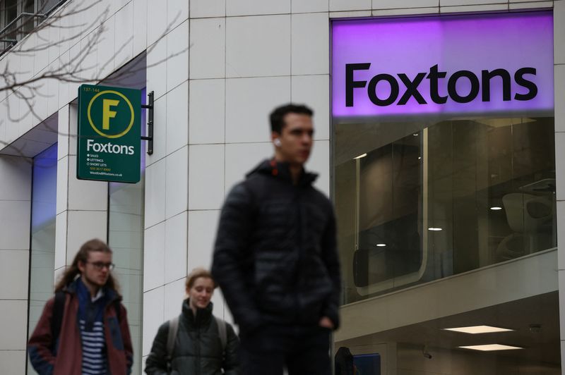 &copy; Reuters. FOTO DE ARCHIVO: Un grupo de personas pasa por delante de una agencia inmobiliaria Foxtons en Londres, Reino Unido, el 4 de marzo de 2023. REUTERS/Henry Nicholls