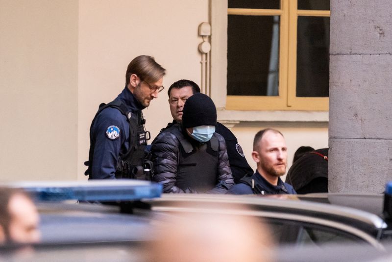 &copy; Reuters. Le milliardaire ukrainien Konstantin Jevago escorté par des policiers hors de la cour d'appel à Chambéry, France. /Photo prise le 5 janvier 2023/REUTERS/Pierre Albouy