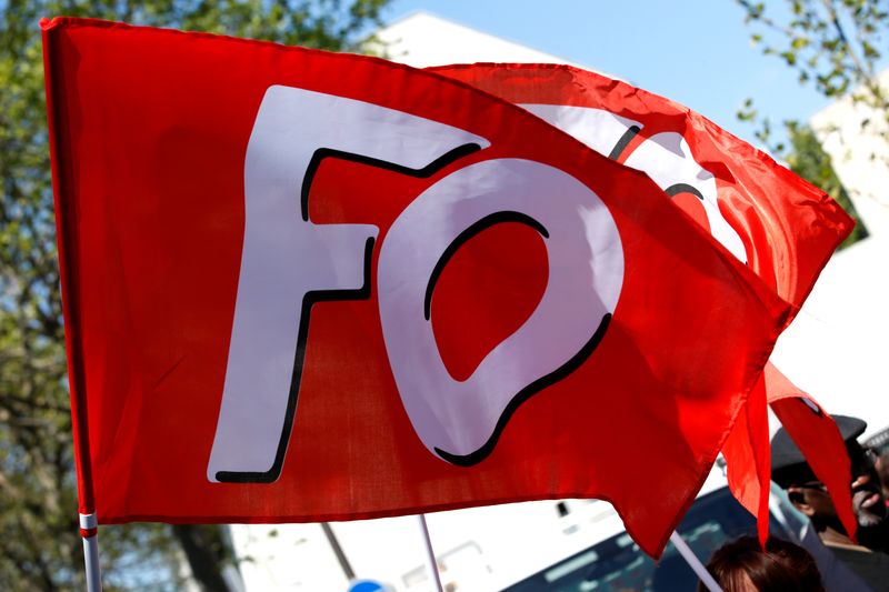 &copy; Reuters. FILE PHOTO: French Force Ouvriere (FO) labour union flags are seen during May Day march in Paris, France, May 1, 2016. REUTERS/Philippe Wojazer